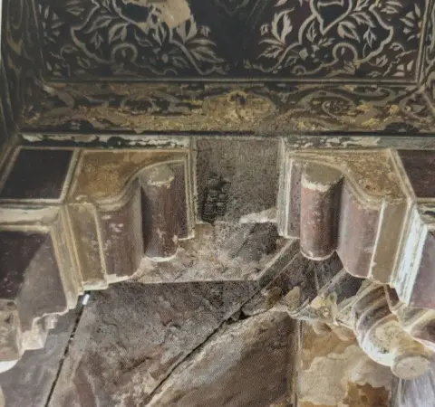 छतों पर किए गए आकल्पन : वीरसिंह जुदेव महल ( सतखंड़ा महल ) : दतिया : सत्रहवीं सदी