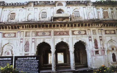 महाराजा भवानी सिंह की छतरी ( समाधि ) : दतिया : उन्नीसवीं सदी
