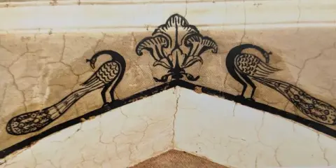 मयूरों के अंकन : महाराजा भवानीसिंह बहादुर की छतरी ( समाधि ) : दतिया : उन्नीसवीं सदी