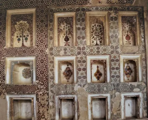 विभिन्न आकल्पनों से अलंकृत ताक : वीरसिंह जुदेव महल ( सतखंड़ा महल ) : दतिया : सत्रहवीं सदी