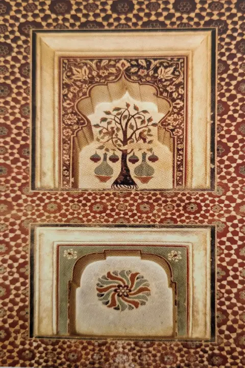 विभिन्न आकल्पनों से अलंकृत ताक : वीरसिंह जुदेव महल ( सतखंड़ा महल ) : दतिया : सत्रहवीं सदी