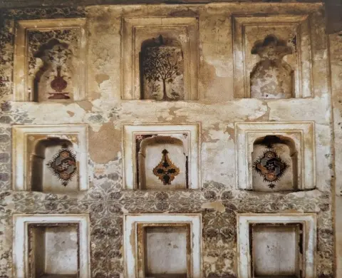 विभिन्न आकल्पनों से अलंकृत ताक : वीरसिंह जुदेव महल ( सतखंड़ा महल ) : दतिया : सत्रहवीं सदी