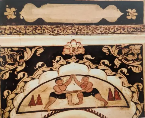 कुश्ती लड़ते मल्ल : महाराजा भवानीसिंह बहादुर की छतरी ( समाधि ) : दतिया : उन्नीसवीं सदी