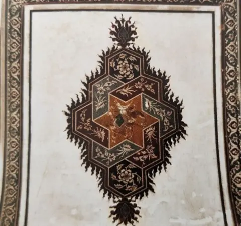 छतों पर किए गए आकल्पन : वीरसिंह जुदेव महल ( सतखंड़ा महल ) : दतिया : सत्रहवीं सदी