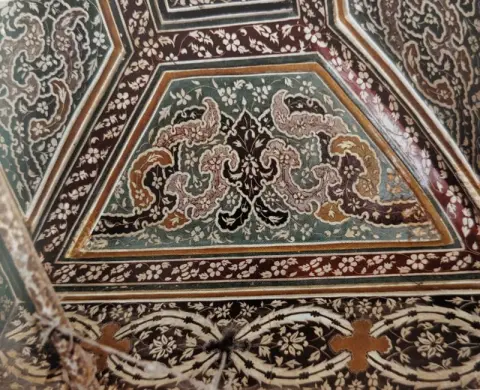 छतों पर किए गए आकल्पन : वीरसिंह जुदेव महल ( सतखंड़ा महल ) : दतिया : सत्रहवीं सदी