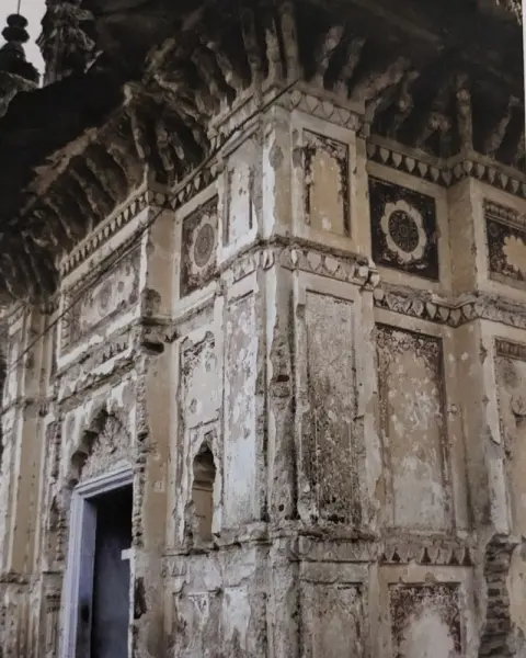 तीसरे व चौथे क्रमांक की छतरियों की बाहरी भित्तियो पर किए गए आकल्पन : गोसाई छतरी : दतिया : उन्नीसवीं सदी
