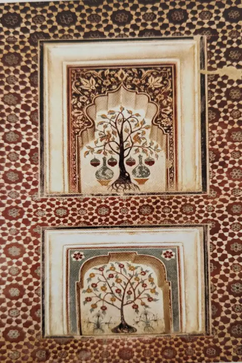 विभिन्न आकल्पनों से अलंकृत ताक : वीरसिंह जुदेव महल ( सतखंड़ा महल ) : दतिया : सत्रहवीं सदी