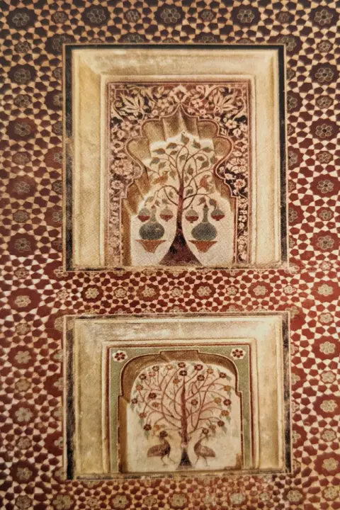 विभिन्न आकल्पनों से अलंकृत ताक : वीरसिंह जुदेव महल ( सतखंड़ा महल ) : दतिया : सत्रहवीं सदी