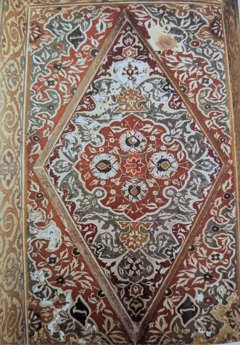 छतों पर किए गए आकल्पन : वीरसिंह जुदेव महल ( सतखंड़ा महल ) : दतिया : सत्रहवीं सदी