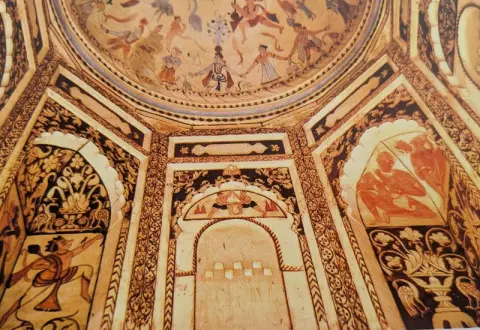 आकृतियों व बेलबूटों से अलंकृत समाधि : महाराजा भवानीसिंह बहादुर की छतरी ( समाधि ) : दतिया : उन्नीसवीं सदी