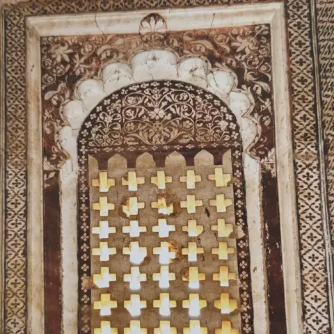 अलंकृत झरोखे : महाराजा विजय बहादुर की छतरी ( समाधि ) : दतिया : उन्नीसवीं सदी