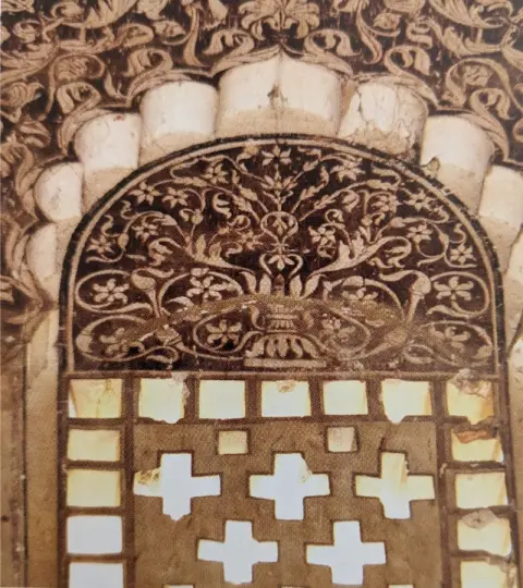 अलंकृत गवाक्ष हाथी पर सवार राजा व महावत सैनिक तथा आकल्पन : पारीच्छत की समाधि : दतिया : उन्नीसवीं सदी