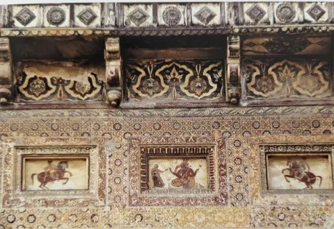 अलंकृत किनारियां तथा ताकों में चित्रित आकृतियां : वीरसिंह जुदेव महल ( सतखंड़ा महल ) : दतिया : सत्रहवीं सदी