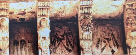 अंग्रेज व वेणुवादन करते कृष्ण : महाराजा विजय बहादुर की छतरी ( समाधि ) : दतिया : उन्नीसवीं सदी