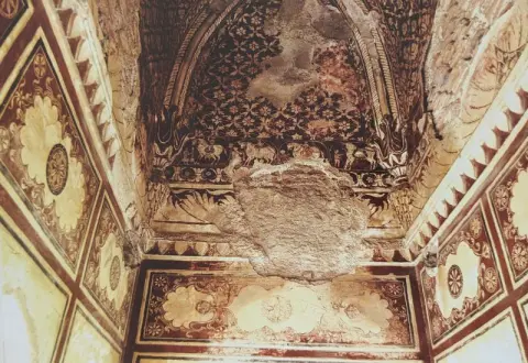 अश्व, मानव आकृतियाँ व आकल्पन : पारीच्छत की समाधि : दतिया : उन्नीसवीं सदी