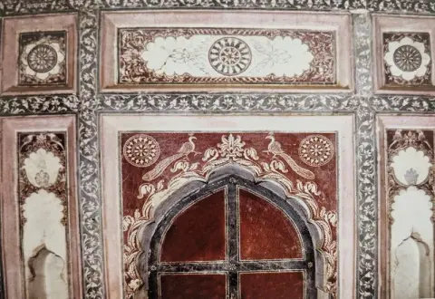 कत्थई रंग के सपाट खाने व आकल्पन : गोसाई छतरी : दतिया : उन्नीसवीं सदी