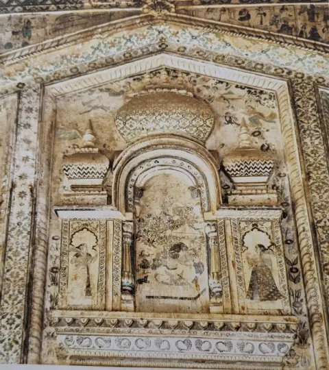 भगवान गणेश व अन्य अंकन : पारीच्छत की समाधि : दतिया : उन्नीसवीं सदी