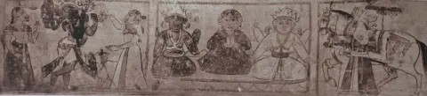 चौखटों में किए गए विभिन्न अंकन पारीच्छत की समाधि : दतिया : उन्नीसवीं सदी