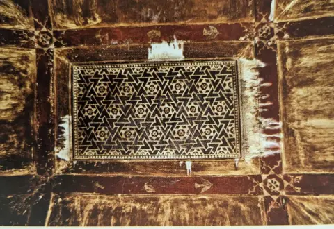 छतों पर किए गए आकल्पन : वीरसिंह जुदेव महल ( सतखंड़ा महल ) : दतिया : सत्रहवीं सदी
