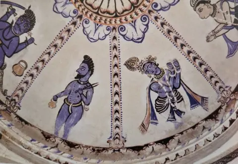 चिमटाधारी गोस्वामी तथा वेणुवादन करते गोस्वामी : गोसाई छतरी : दतिया : उन्नीसवीं सदी