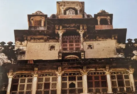 दो योध्दा व दो लड़ते ऊँट : वीरसिंह जुदेव महल ( सतखंड़ा महल ) : दतिया : सत्रहवीं सदी