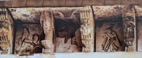 घोड़ा व वेणुवा दन करते कृष्ण : महाराजा विजय बहादुर की छतरी ( समाधि ) : दतिया : उन्नीसवीं सदी