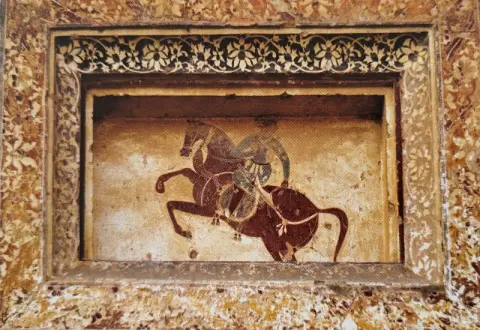 घुड़सवार : वीरसिंह जुदेव महल ( सतखंड़ा महल ) : दतिया : सत्रहवीं सदी