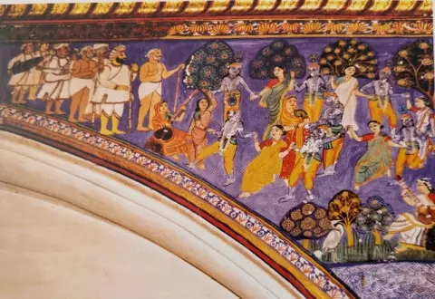 गोपियों के साथ न्र्त्यरत कृष्ण तथा उन्हें निहारते ग्रामवासी : राजा भवानीसिंह कक्ष : दतिया : उन्नीसवीं सदी