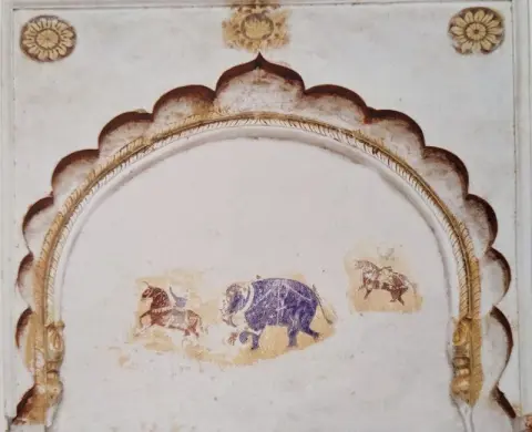 हाथी व घुड़सवार : अवधबिहारीजी का मंदिर : दतिया : उन्नीसवीं सदी