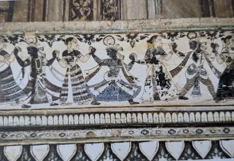 किनारी पर गोपियों के साथ न्र्त्यरत कृष्ण के अंकन :राजा पारिच्छत की समाधि : दतिया : उन्नीसवीं सदी