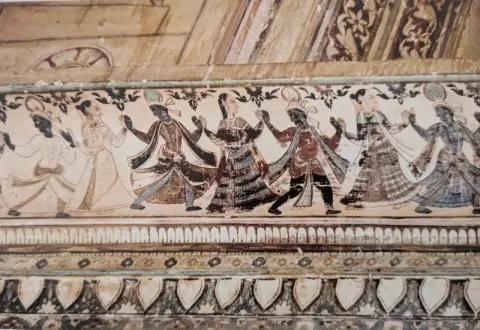 किनारी पर गोपियों के साथ न्र्त्यरत कृष्ण के अंकन :राजा पारिच्छत की समाधि : दतिया : उन्नीसवीं सदी