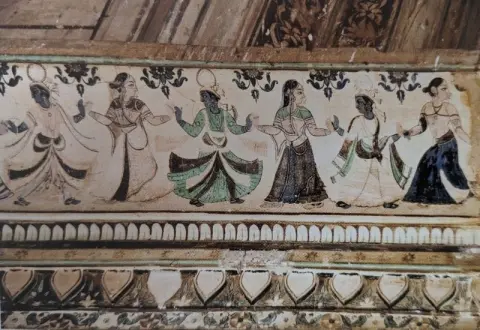 किनारी पर गोपियों के साथ न्र्त्यरत कृष्ण के अंकन :राजा पारिच्छत की समाधि : दतिया : उन्नीसवीं सदी