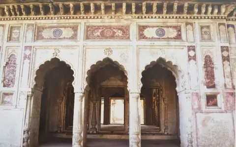 छतरी की बाहरी भित्तियों पर किए गए आकल्पन : महाराजा भवानीसिंह बहादुर की छतरी ( समाधि ) : दतिया : उन्नीसवीं सदी