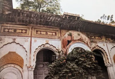 मंदिर की भित्तियों पर किए गए विभिन्न अंकन : अवधबिहारीजी का मंदिर : दतिया : उन्नीसवीं सदी
