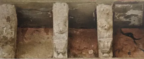 मराठा सरदार व अन्य धूमिल अंकन : महाराजा भवानीसिंह बहादुर की छतरी ( समाधि ) : दतिया : उन्नीसवीं सदी