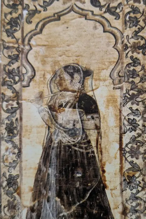 नवयौवना : परिच्छत की समाधि : दतिया : उन्नीसवीं सदी