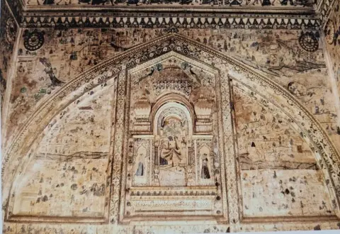 न्र्त्यरत कृष्ण व अन्य अंकन : परिच्छत की समाधि : दतिया : उन्नीसवीं सदी