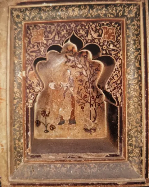 पौधे कों पानी देती : वीरसिंह जुदेव महल ( सतखंड़ा महल ) : दतिया : सत्रहवीं सदी