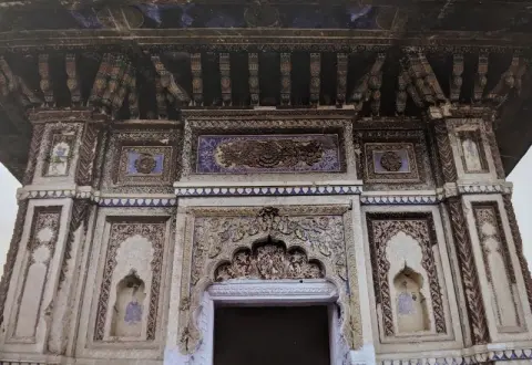 प्रदेश द्वार के दोनों ओर व ऊपर की ओर किए गए विभिन्न अंकन : गोसाई छतरी : दतिया : उन्नीसवीं सदी