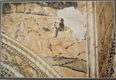 राम व लक्ष्मण को अपने कंधों पर बिठाए हनुमान: पारीच्छत की समाधि : दतिया : उन्नीसवीं सदी