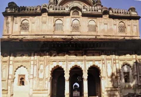 राजा पारीच्छत की समाधि : दतिया : उन्नीसवीं सदी