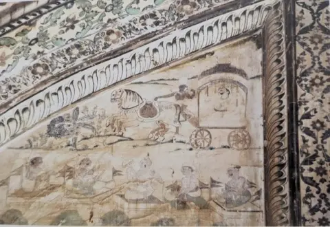 रथ पर सवार राजा : पारीच्छत की समाधि : दतिया : उन्नीसवीं सदी