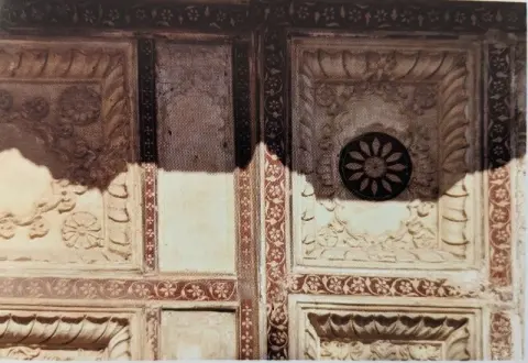 समाधि के बाहरी हिस्से पर किए गए आकल्पन : राजा पारिच्छत की समाधि : दतिया : उन्नीसवीं सदी