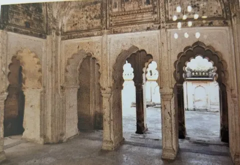 समाधि की ऊपरी भित्तियों पर किए गए अंकन : राजा पारिच्छत की समाधि : दतिया : उन्नीसवीं सदी