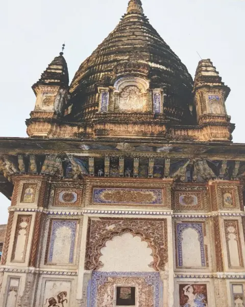 समाधि की बाहरी भित्ति पर किए गए आकल्पनों व आकृतियों के अंकन : गोसाई छतरी : दतिया : उन्नीसवीं सदी