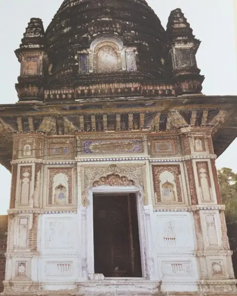 समाधि की बाहरी भित्ति पर किए गए आकल्पनों व आकृतियों के अंकन : गोसाई छतरी : दतिया : उन्नीसवीं सदी