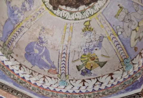 संन्यासी , वेणुवाद करते कृष्ण व ब्रह्मा : गोसाई छतरी : दतिया : उन्नीसवीं सदी