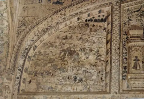 सेना का प्रयाण : राजा पारीच्छत की समाधि : दतिया : उन्नीसवीं सदी