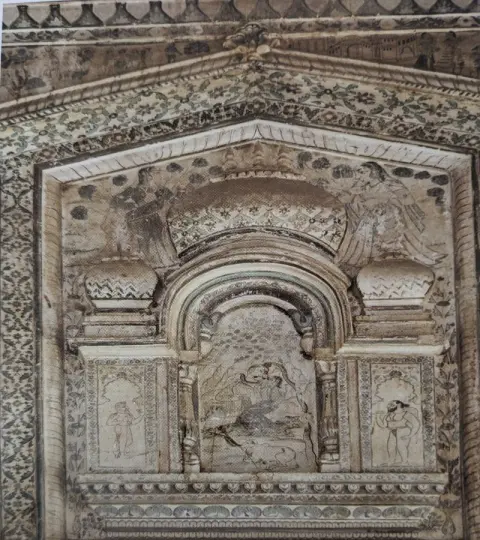 शिव - पार्वती : पारीच्छत की समाधि : दतिया : उन्नीसवीं सदी