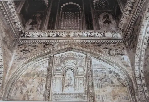 शिव - पार्वती : पारीच्छत की समाधि : दतिया : उन्नीसवीं सदी
